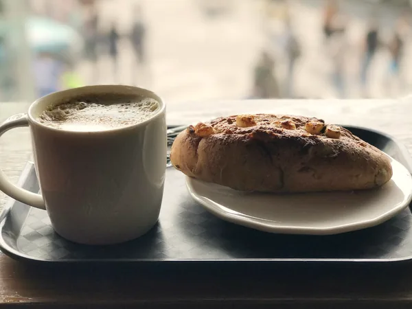 Pan con Frijoles + Americano 8 oz